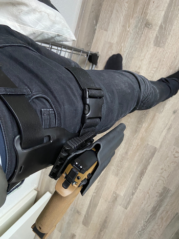 Bild 4 für Safariland UBL Mid-Ride	1 Safariland QLS Fork	1 Safariland QLS Receiver Plate	1 Thigh Strap	1 Light-Compatible Ragnarok Holster