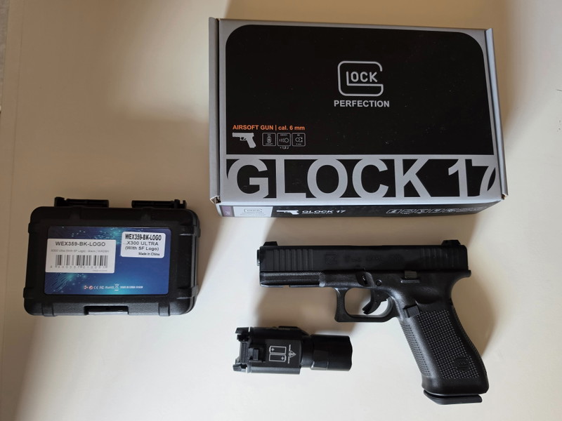 Image 1 for glock 17 gen 5 + flashlight