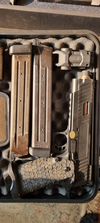 Afbeelding 4 van Airsoft Bundel Tokyo Marui HK45 Tactical met een MP5 SD6 en Golden Eagle HiCapa met extras