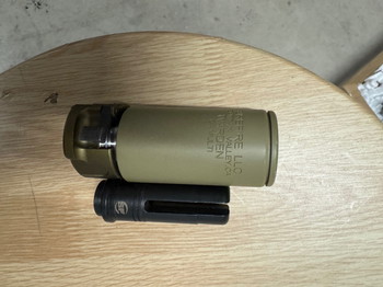 Afbeelding 2 van Surefire Warden replica met markings.