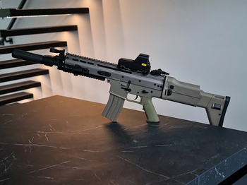 Imagen 2 de Zo goed als nieuwe Scar-L tan | AEG