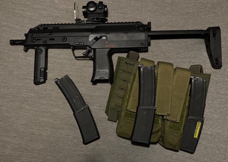 Afbeelding 1 van Umarex mp7a1 met 3 magazijnen