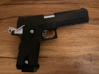Image 2 pour Tokyo Marui Hi-Capa Airsoft Pistol  Includes 2 Magazines, Battery  Charger