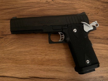 Image 3 pour Tokyo Marui Hi-Capa Airsoft Pistol  Includes 2 Magazines, Battery  Charger