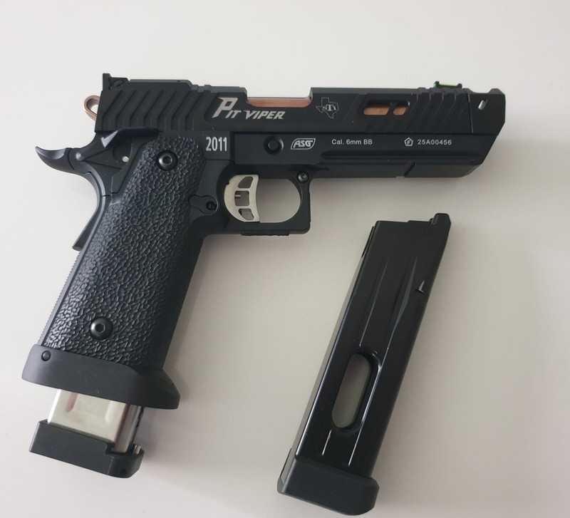 Afbeelding 1 van splinternieuwe pit viper met race magazijn en gewone alles nog nieuw in de doos