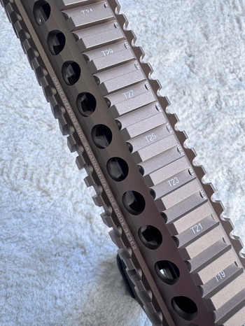 Bild 4 für MK-18 RIS-2 handguard (9 inch) in de prachtige kleur sand (licht brons)