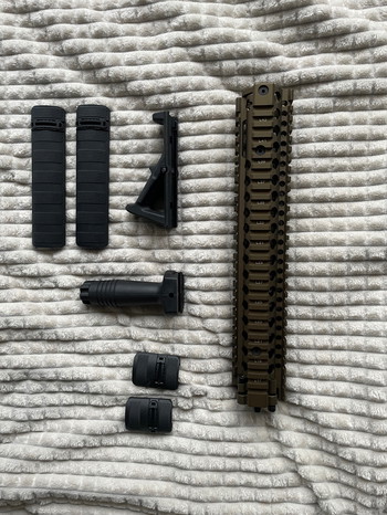 Image 2 pour Handgaurd M4 + Grips!!