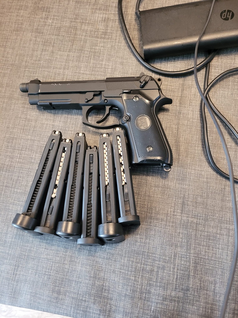 Imagen 1 de TMH Cal.6mm BB F KJW M9 + 6 magazijnen