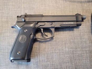 Imagen 2 de TMH Cal.6mm BB F KJW M9 + 6 magazijnen