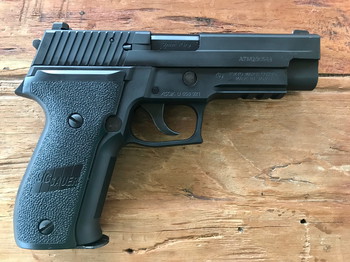 Bild 2 für TOKYO MARUI P226 INCL. 2 MAGAZIJNEN & WAPENKOFFER