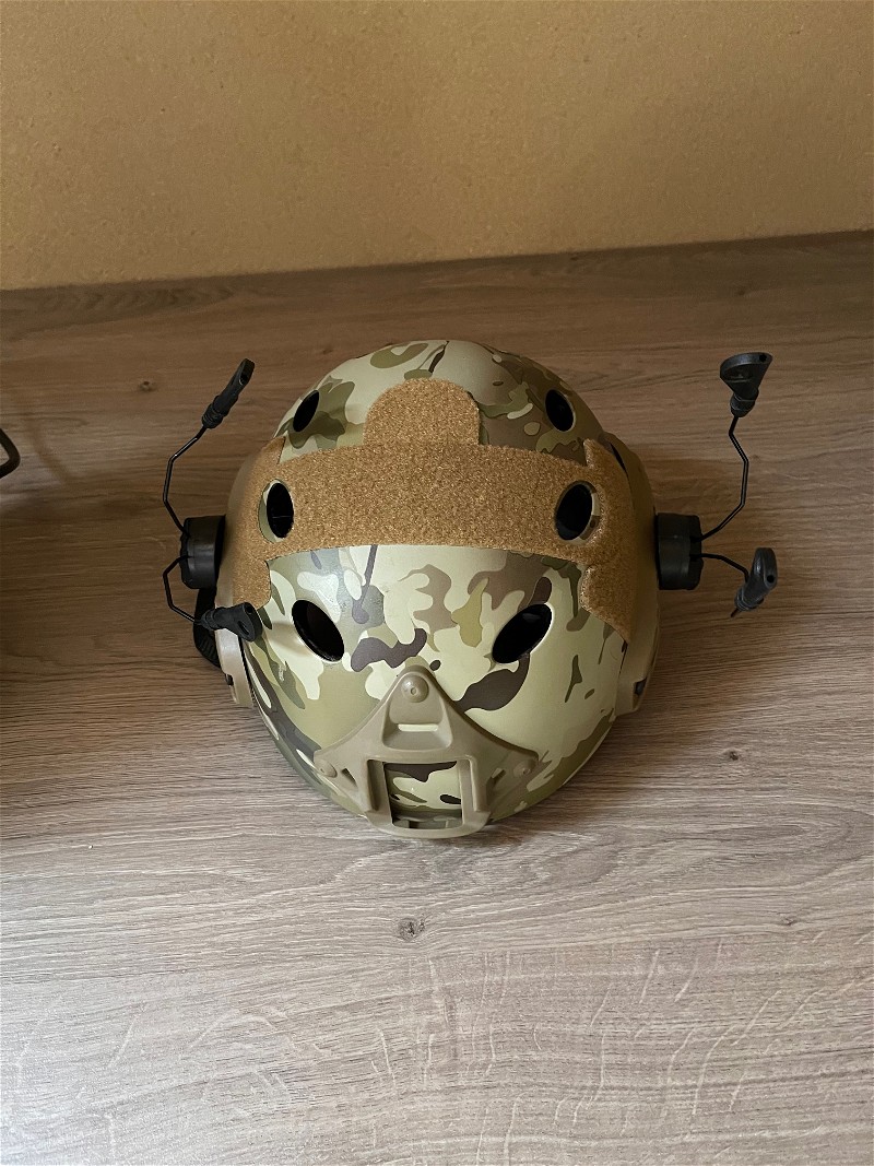 Afbeelding 1 van Helmet met headset mount multicam