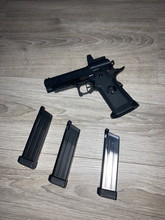 Afbeelding van 2 differt pistols