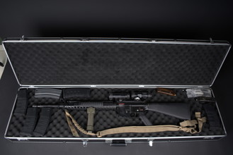 Afbeelding van AEG M16 (+ Case, 1 High Cap, 5 Mid Cap, Extendable stabilizer, Red-Dot + Magnifier, Sling)