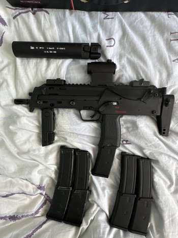 Afbeelding 2 van Vfc Mp7 gbb v2 komt met 5 mags, silencer en red dot