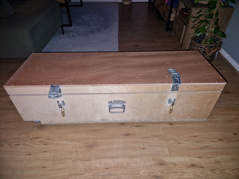 Afbeelding 1 van Hand gemaakte houten wapen kist