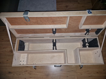 Afbeelding 2 van Hand gemaakte houten wapen kist