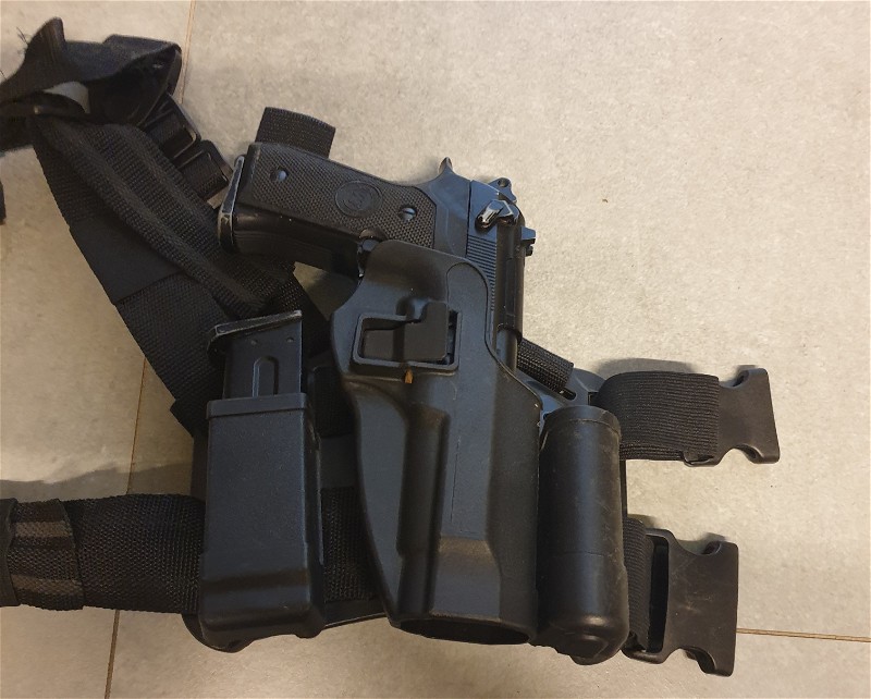 Afbeelding 1 van M9 V2 FULL METAL GBB     met twee mags en speciale holster