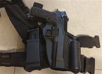 Afbeelding 6 van M9 V2 FULL METAL GBB     met twee mags en speciale holster