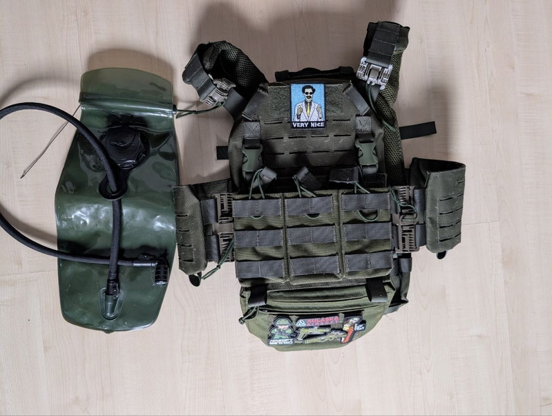 Afbeelding 1 van Plate carrier with pouches and hydration pack
