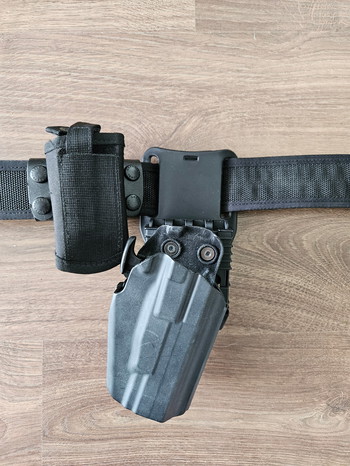 Afbeelding 2 van Koppel met binnen- en buitenriem, Safariland 578 GLS QR universeel holster, 5x 9mm speed mag pouches, dump pouch