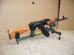 Afbeelding van 3 airsoft geweren, een AK47, een AK74 en een M14 karabijnversie