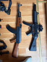 Afbeelding van 2 replica's op batterij en een shotgun, goed bod of ruilen