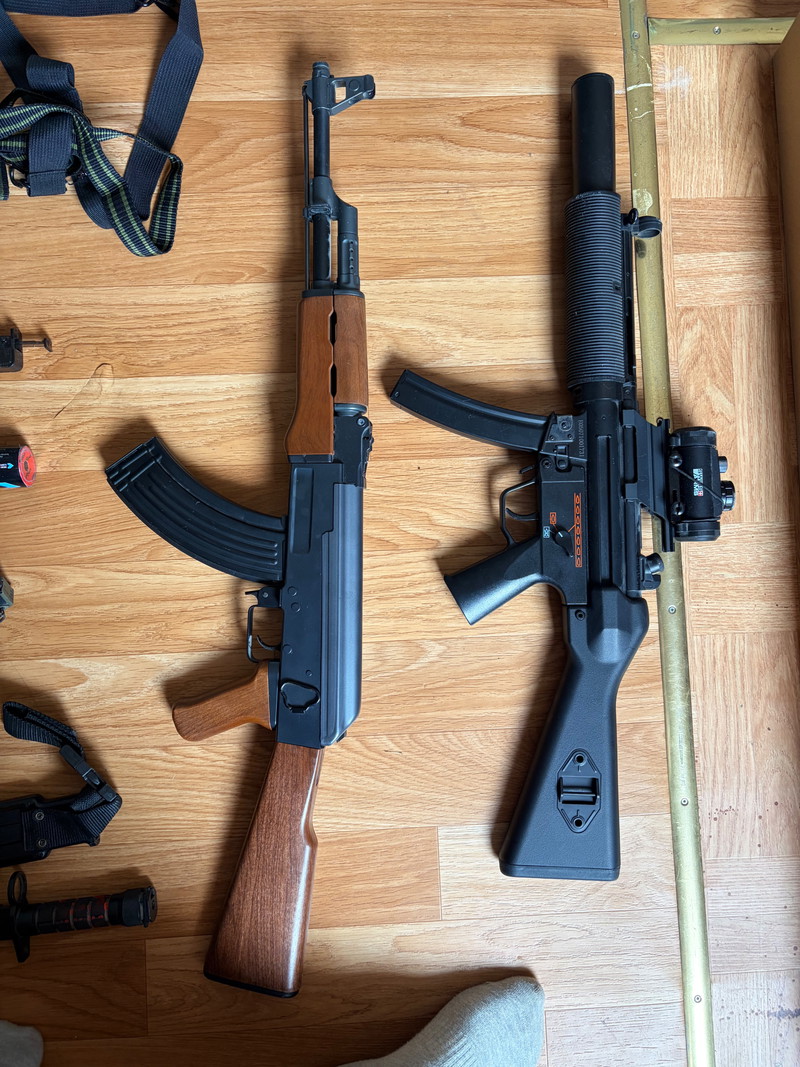 Afbeelding 1 van 2 replica's op batterij en een shotgun, goed bod of ruilen
