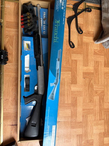 Afbeelding 2 van 2 replica's op batterij en een shotgun, goed bod of ruilen