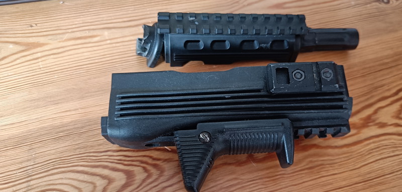 Afbeelding 1 van AK handguard met rails en handgrip