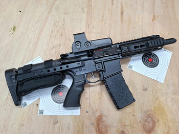 Afbeelding 2 van ICS M4 AEG airsoft replica met upgrades, scope, laser en Titan batterij