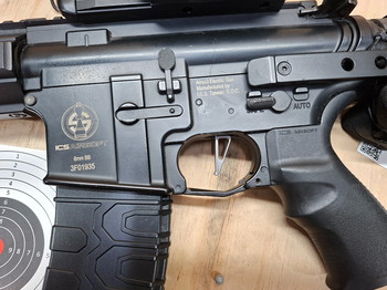 Afbeelding 3 van ICS M4 AEG airsoft replica met upgrades, scope, laser en Titan batterij