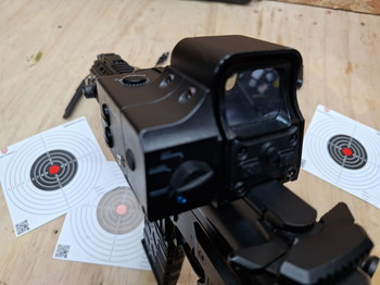 Afbeelding 4 van ICS M4 AEG airsoft replica met upgrades, scope, laser en Titan batterij