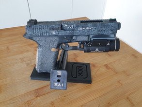 Afbeelding van GLOCK 17 Gas Blowback Airsoft-pistool met EMG SAI