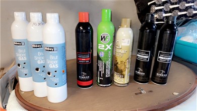 Afbeelding van 8 gas flessen