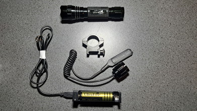 Bild für ULTRAFIRE FLASHLIGHT 5 MODES FULL ACCESSORIES