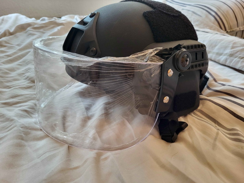 Image 1 for Nieuw staat airsoft helm met Visor