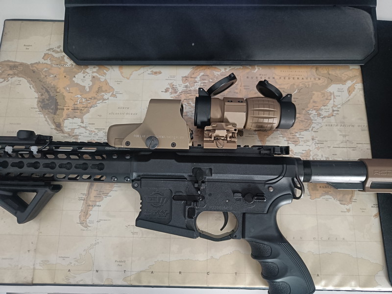 Afbeelding 1 van 551 Red dot + Lancer Tactical 3 X flip up  (tan)