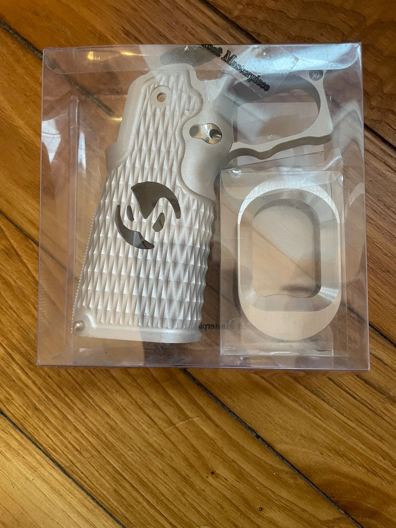 Bild 1 für Grip hi-capa type 8 silver airsoft masterpiece