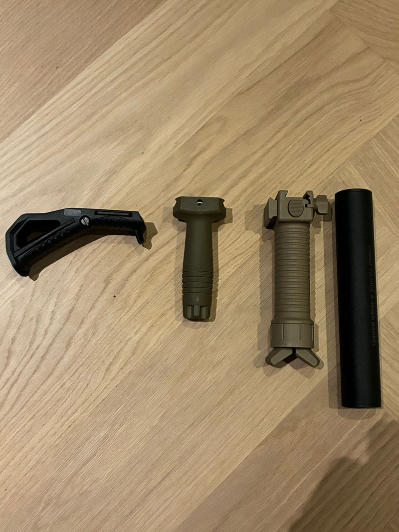 Image 1 for Paar grips en een silencer