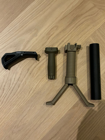 Image 2 for Paar grips en een silencer