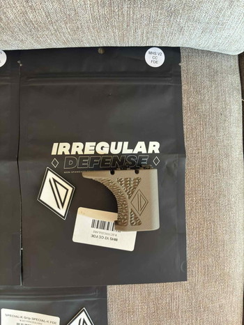 Imagen 3 de Irregular defense grip m lok AR15 FDE pack