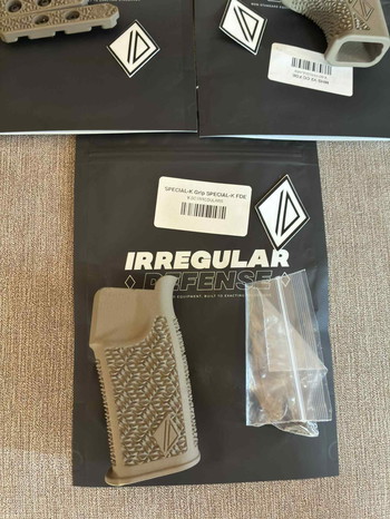 Imagen 4 de Irregular defense grip m lok AR15 FDE pack