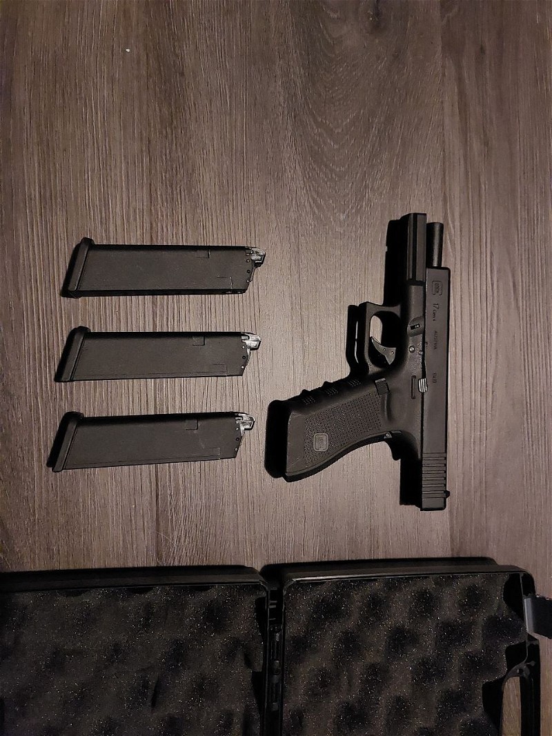 Afbeelding 1 van Licht gebruikt Umarex Glock 17 gen4 + 3 Gas magazines + small case