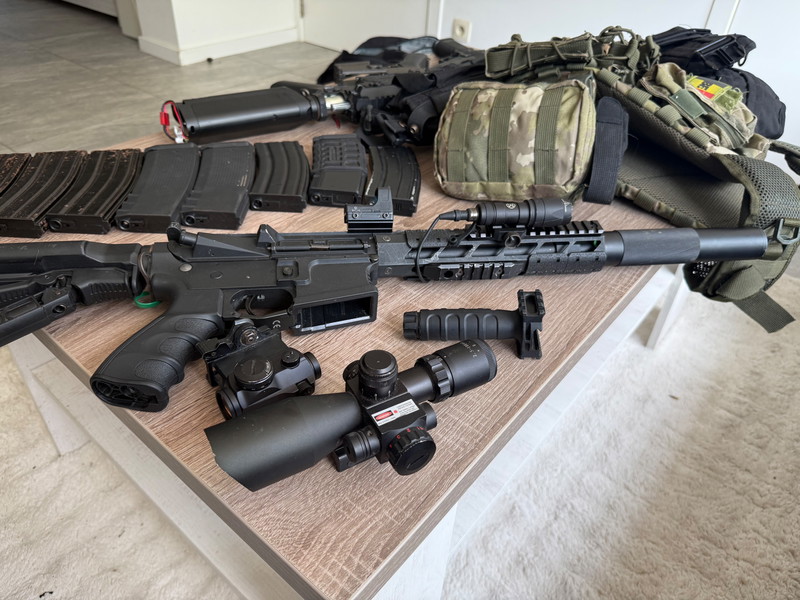 Bild 1 für Full set met 3 wapens, handpistool en gear mag ook apart verkocht worden, prijs bespreekbaar