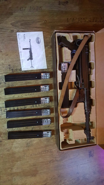 Afbeelding 2 van Umarex Legends MP40 Co2 met 6 magazijnen z.g.a.n