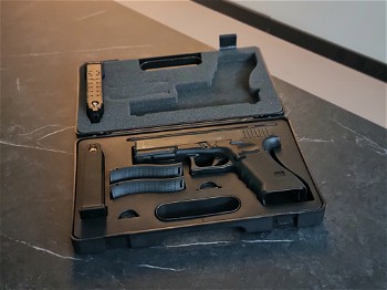 Afbeelding 2 van Glock 17 Gen4 | GBB | Umarex met 2 magazijnen, 2 griplates en koffer