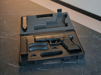 Imagen 2 de Glock 17 Gen4 | GBB | Umarex met 2 magazijnen, 2 griplates en koffer