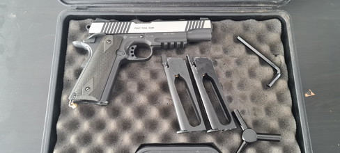 Afbeelding van Colt Cybergun 1911 GBB CO2 met Maple Leaf set intern