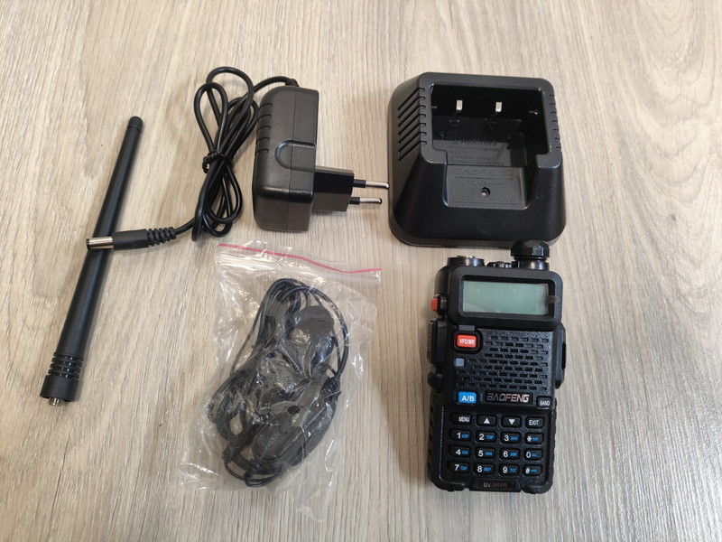 Imagen 1 de Baofeng UV-5R8W met lader antenne en oortje/mic(ZONDER batterij)