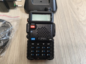 Imagen 2 de Baofeng UV-5R8W met lader antenne en oortje/mic(ZONDER batterij)